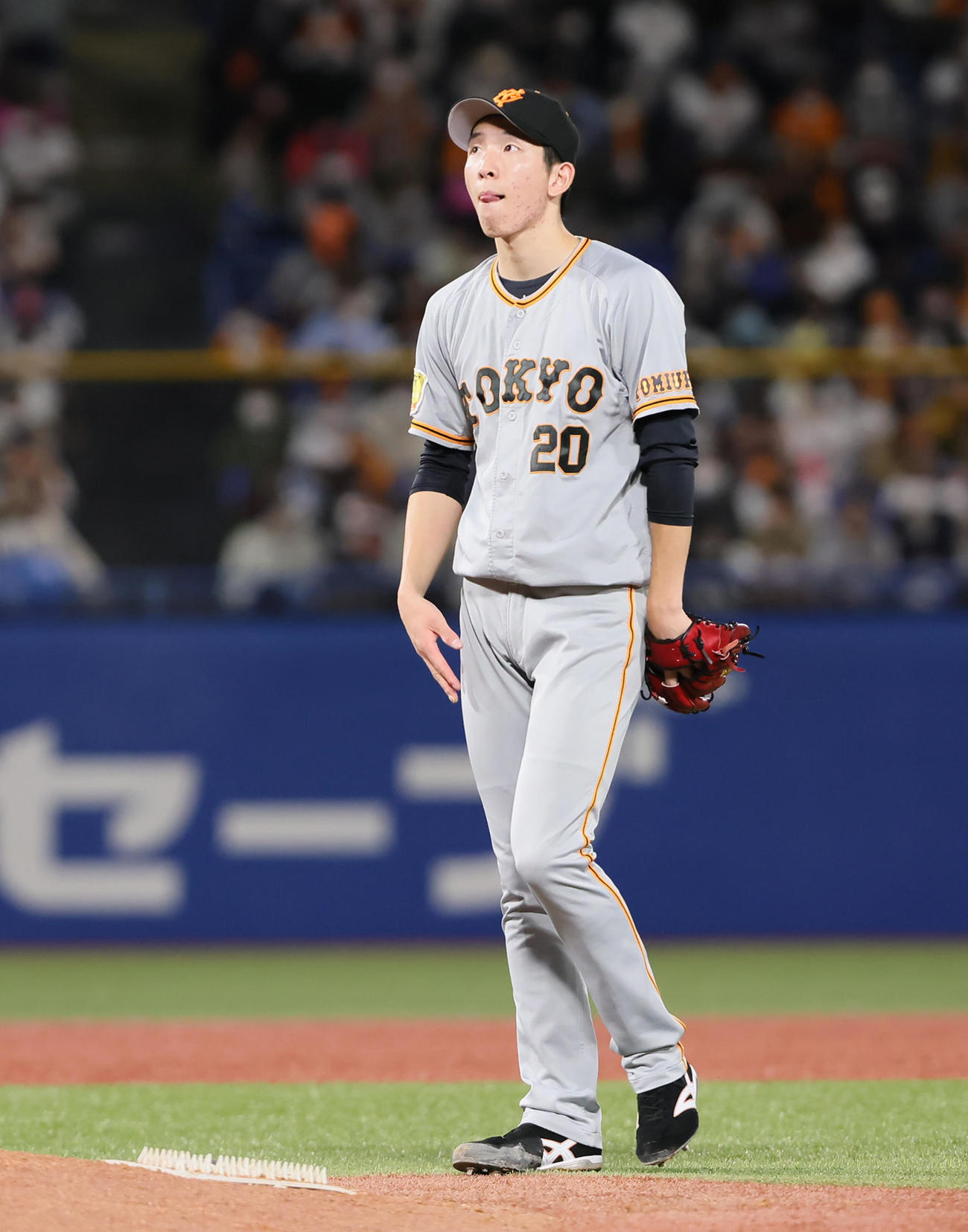 ヤクルト対巨人　4回、6点を失いぼうぜんとする巨人戸郷（撮影・足立雅史）