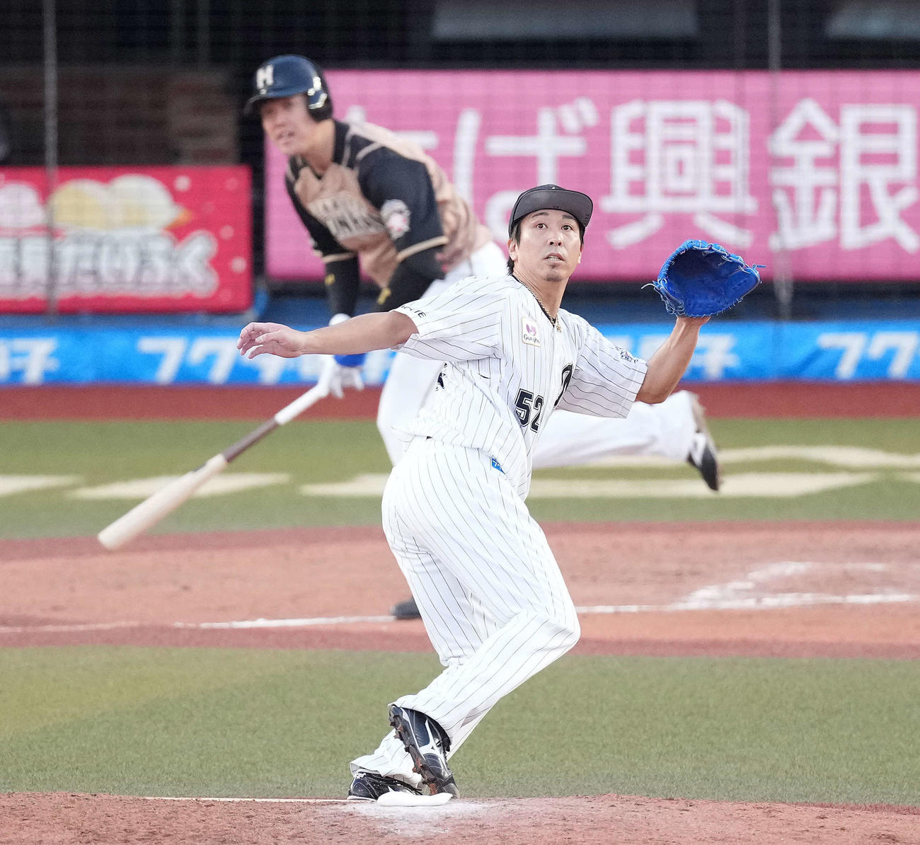 ロッテ対日本ハム　9回表日本ハム1死一、二塁、高浜に中前適時打を浴びる益田（撮影・鈴木みどり）