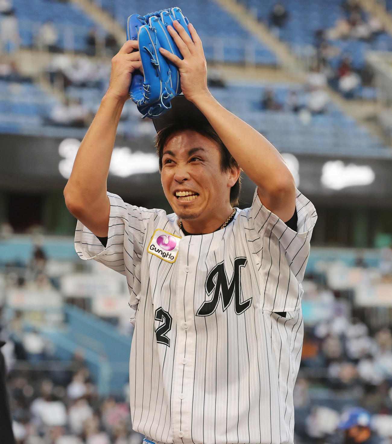 ロッテ対日本ハム　日本ハムに勝利し球団新記録となる38セーブを挙げるもファンに申し訳なさそうなしぐさを見せるロッテ益田（撮影・垰建太）