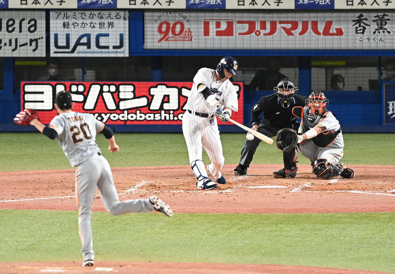 ヤクルト対巨人　4回裏ヤクルト無死満塁、村上は右前に適時打を放つ。投手戸郷（撮影・山崎安昭）
