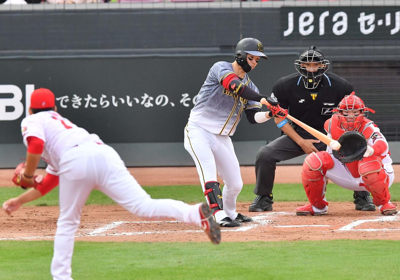 広島対阪神　7回表阪神1死一塁、左前安打を放つ中野（撮影・上田博志）