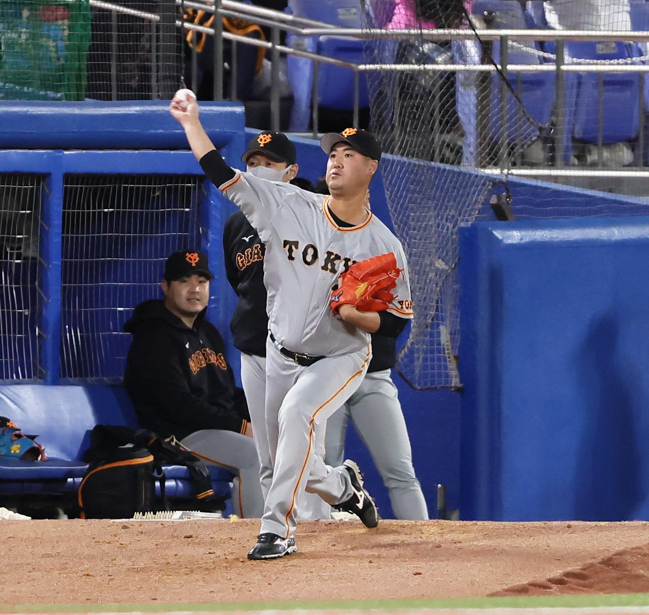 ヤクルト対巨人　ブルペン投球する巨人大竹（撮影・足立雅史）