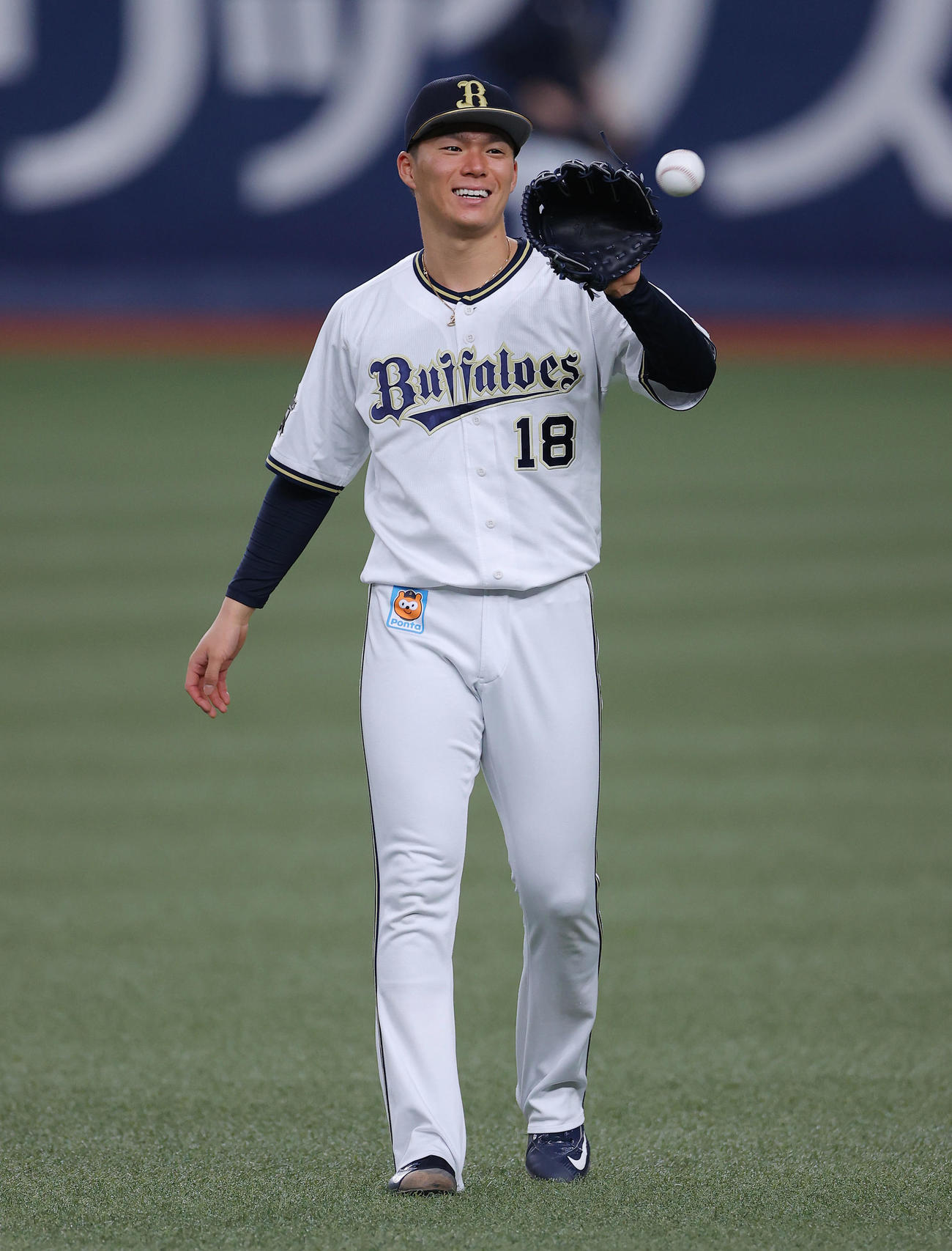 キャッチボールで調整するオリックス山本（撮影・前田充）