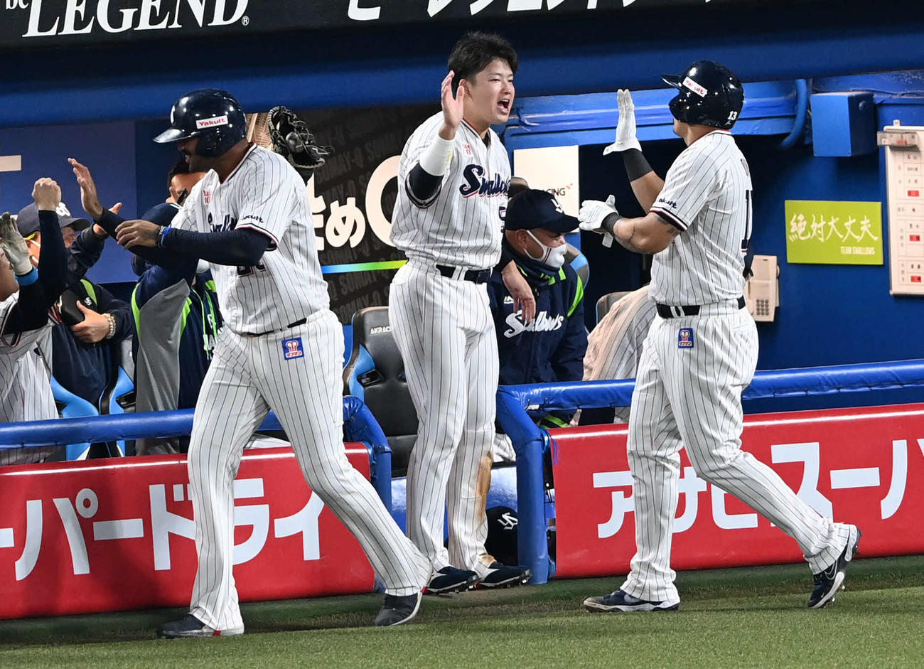 ヤクルト対巨人　4回裏ヤクルト2死満塁、村上（中央）は原の3点適時二塁打で生還したオスナ（右）とタッチをかわす（撮影・山崎安昭）