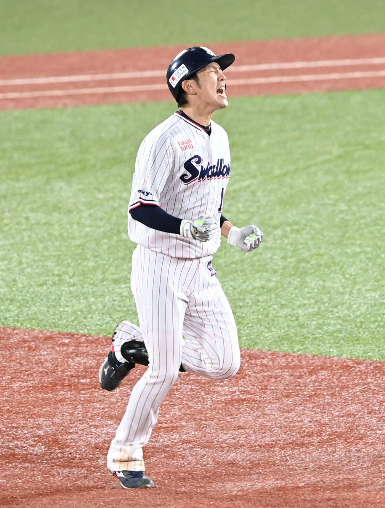 ヤクルト対巨人　4回裏ヤクルト2死満塁、原は左翼へ3点適時二塁打を放ち走りながら雄たけびを上げる（撮影・山崎安昭）