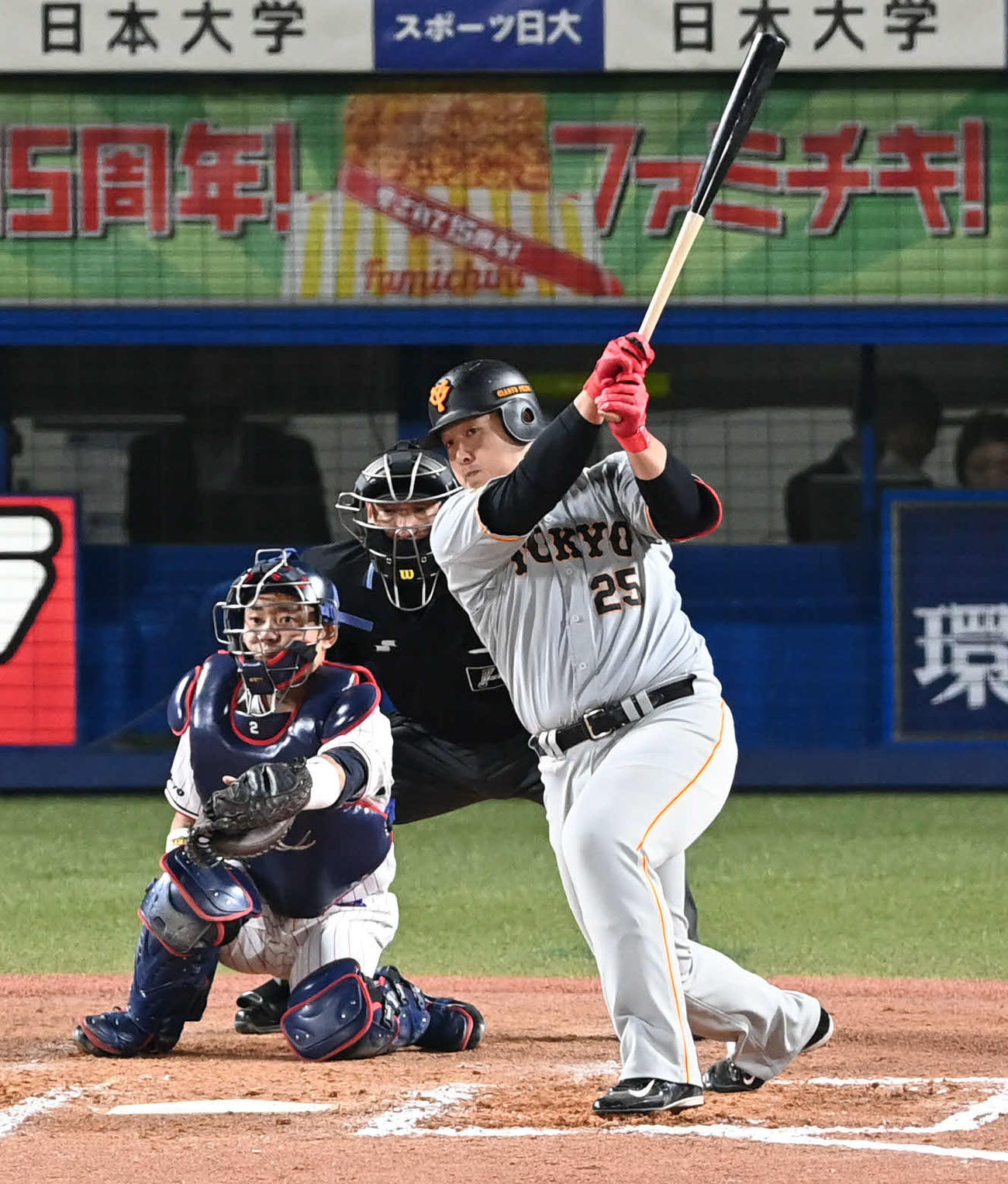 ヤクルト対巨人　8回表巨人無死、岡本和は右前打を放つ（撮影・山崎安昭）