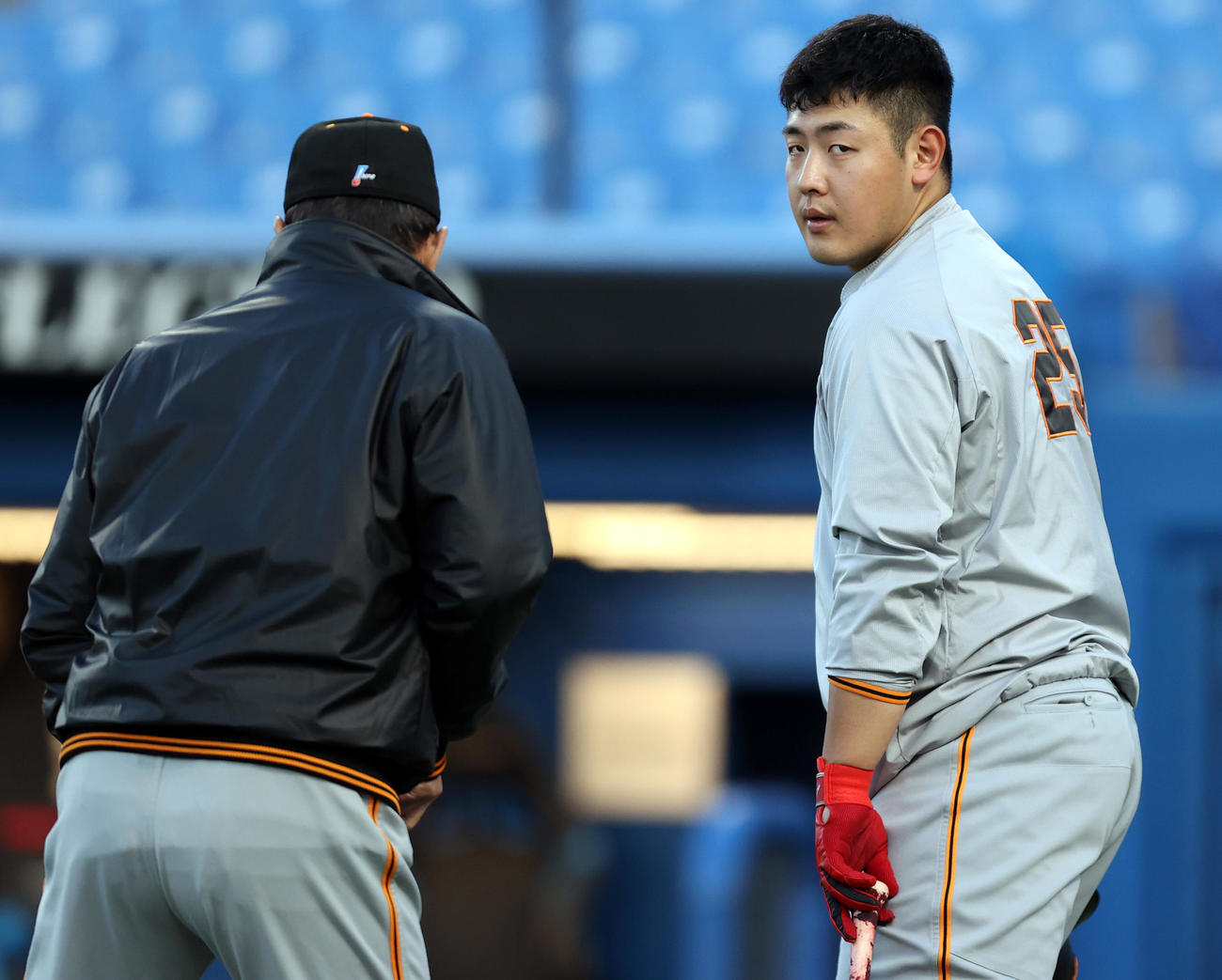ヤクルト対巨人　試合前、原監督（左）から打撃指導を受ける岡本和（撮影・狩俣裕三）