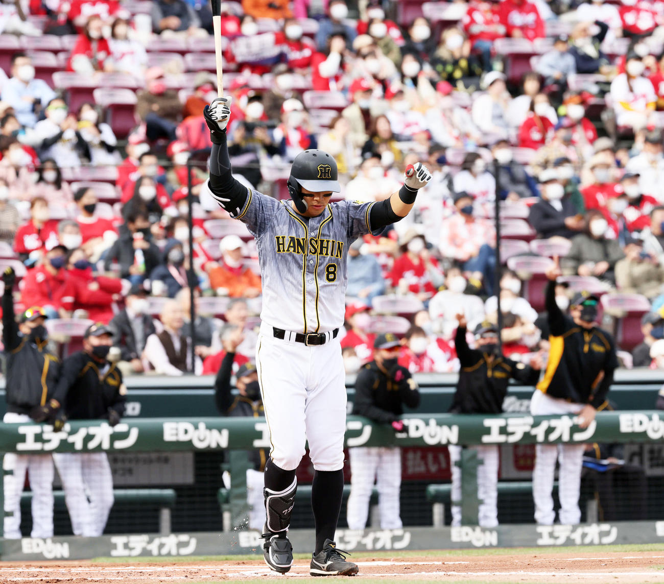 2回表阪神1死一、三塁、佐藤輝は右越え先制3点本塁打を放ち、バンザイしながら一塁に歩き出す（撮影・加藤孝規）