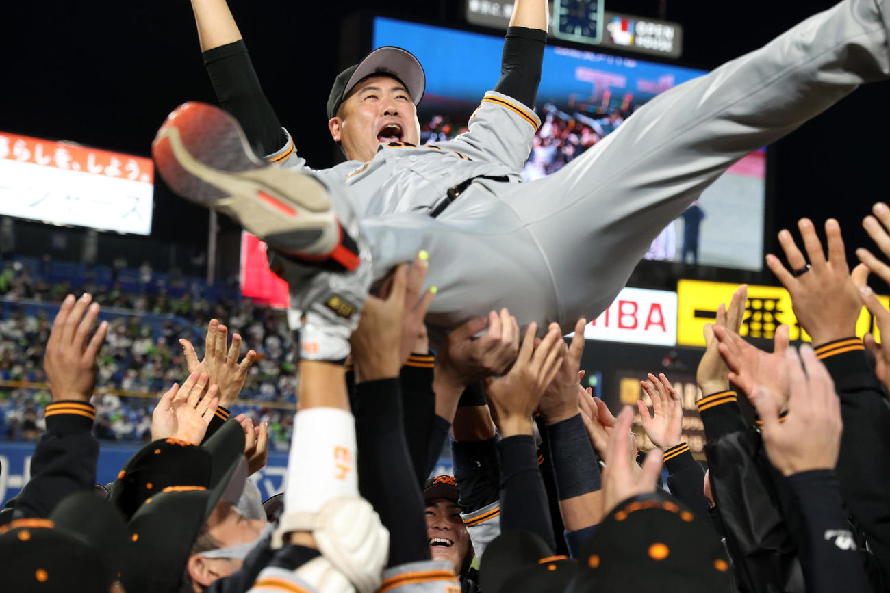 ヤクルト対巨人　現役最後の登板をした大竹は試合後にチームメートから胴上げされる（球団提供）