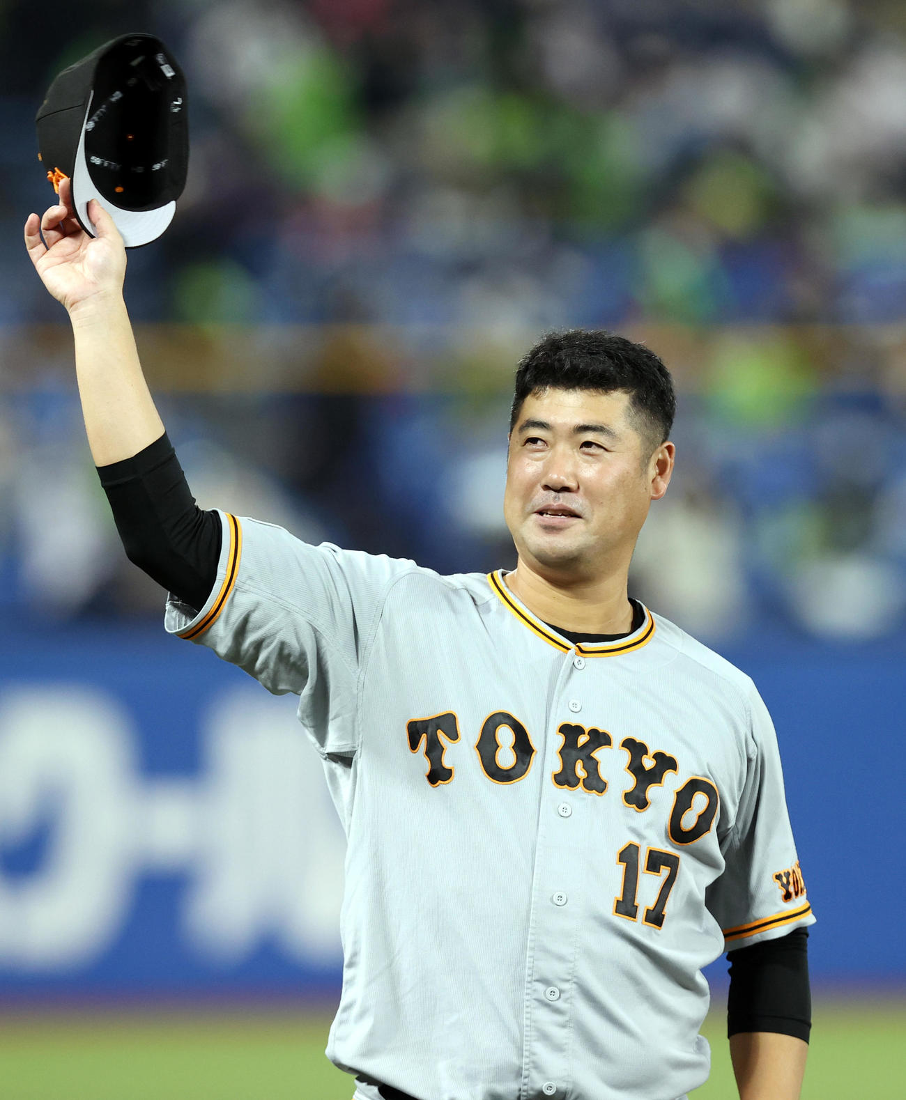 ヤクルト対巨人　試合後、現役を引退する大竹はファンの拍手に応える（撮影・狩俣裕三）