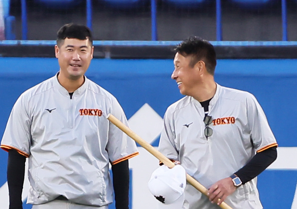 試合前、談笑する巨人の大竹（左）と宮本コーチ（撮影・足立雅史）