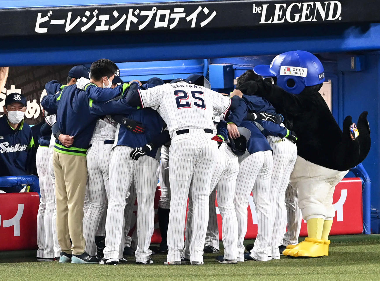 試合前の円陣で肩を組むヤクルトの選手たち（撮影・山崎安昭）