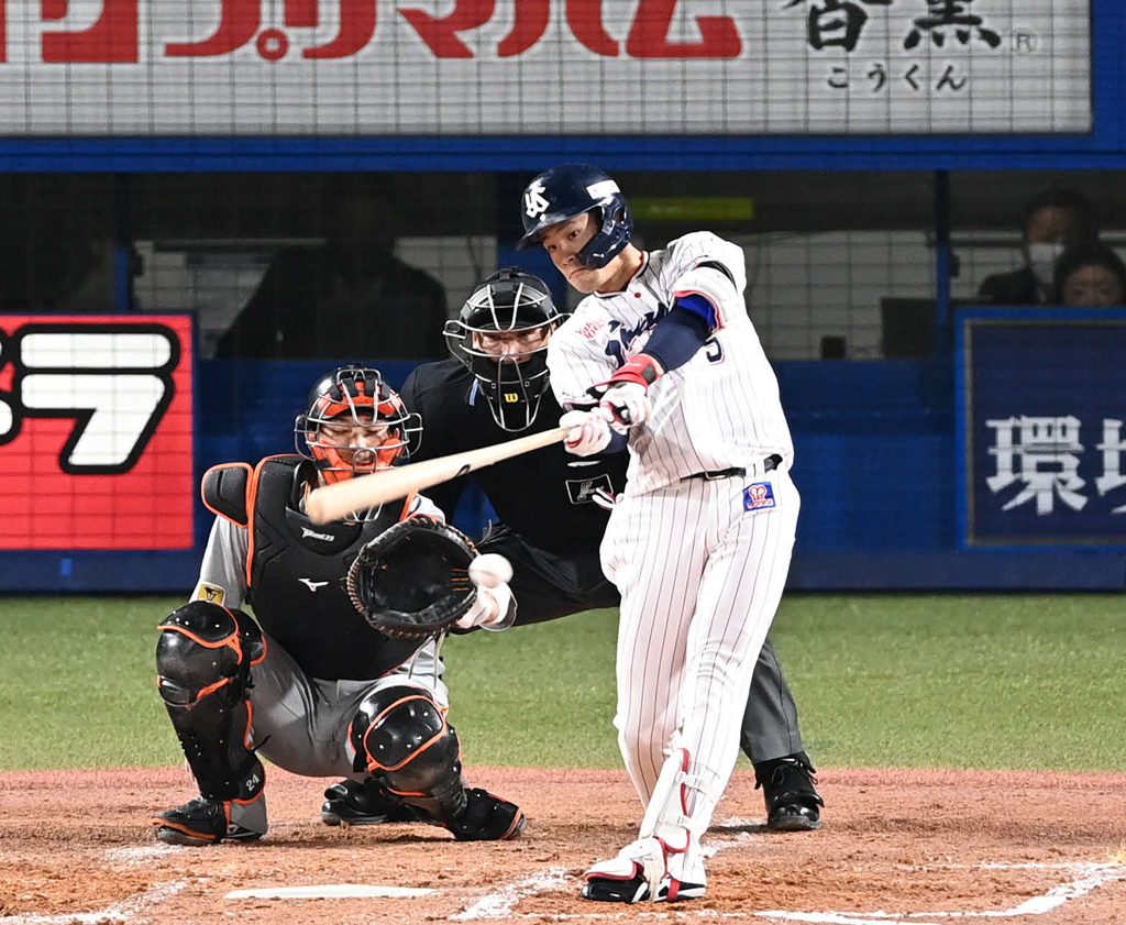 4回裏ヤクルト無死、塩見は三塁内野安打を放つ（撮影・山崎安昭）