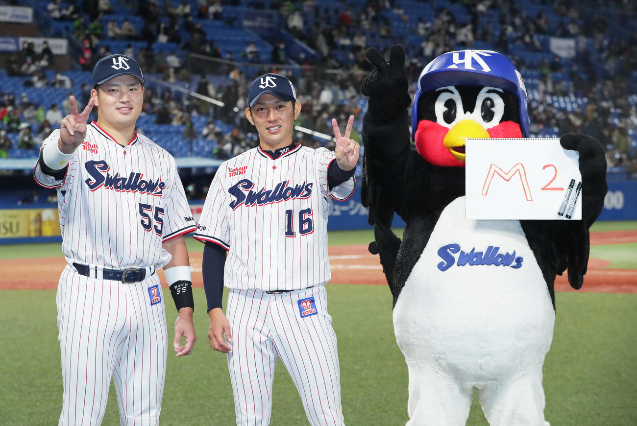 ヤクルト対巨人　マジックを「2」とし、つば九郎と笑顔を見せる村上（左）と原（撮影・足立雅史）