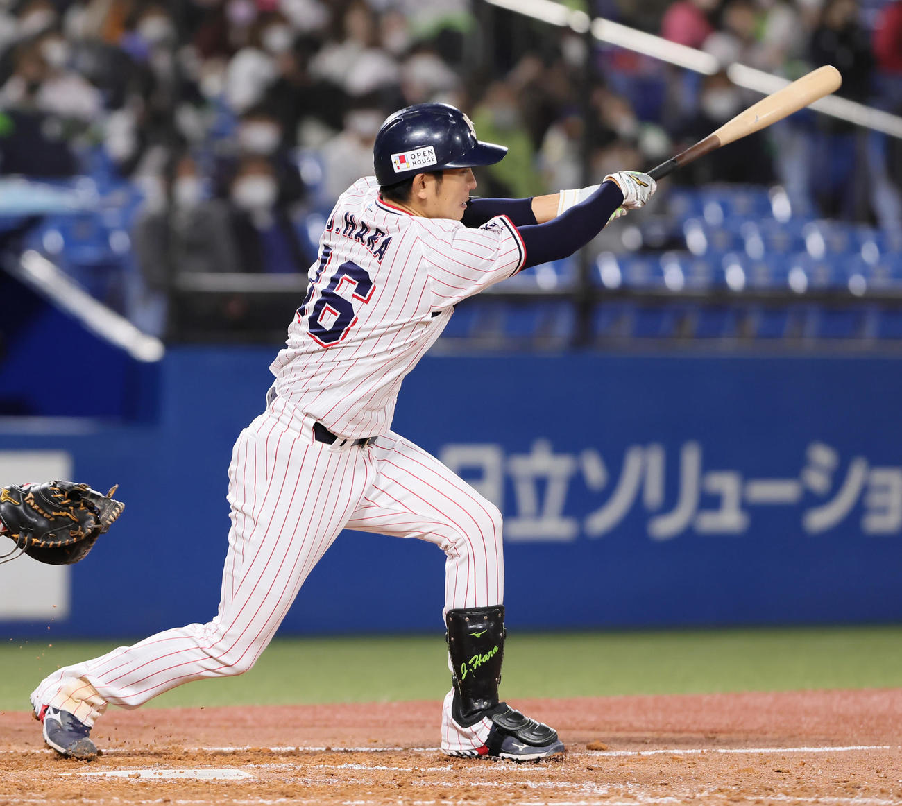 ヤクルト対巨人　4回裏ヤクルト2死満塁、原は走者一掃の適時二塁打を放つ（撮影・足立雅史）