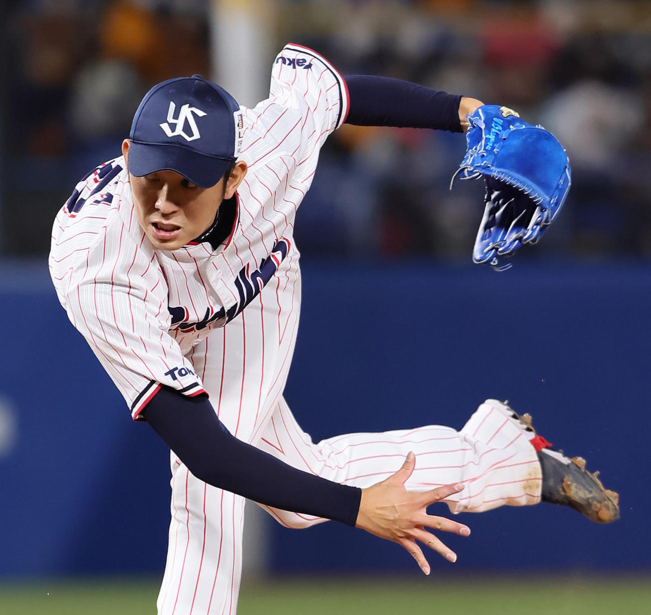 ヤクルト対巨人　力投するヤクルト先発の原（撮影・足立雅史）
