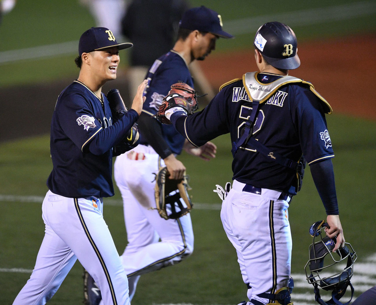楽天対オリックス　5回を投げ終えたオリックス山本（左）は若月とタッチを交わす（撮影・滝沢徹郎）