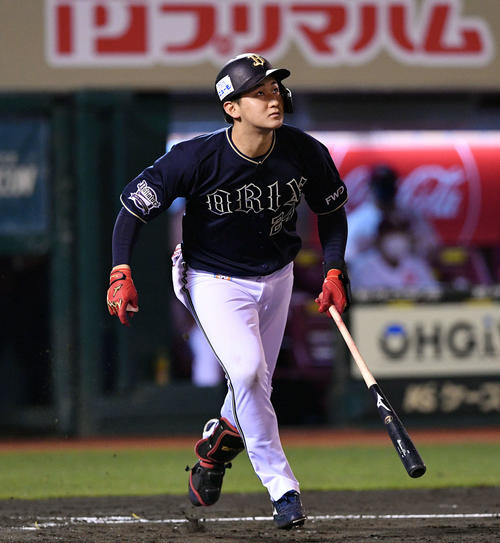 楽天対オリックス 7回表オリックス2死一、三塁、紅林は右前適時打を放つ(撮影・滝沢徹郎)
