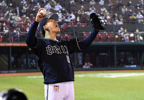 楽天対オリックス 7回表オリックス2死一、三塁、紅林の右前適時打にガッツポーズで喜ぶ山本(撮影・滝沢徹郎)