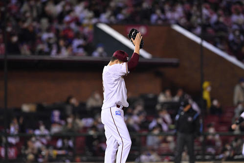 楽天対オリックス 回表オリックス無死、福田の打球を好捕した中堅手辰己に拍手を送る田中将(撮影・滝沢徹郎)
