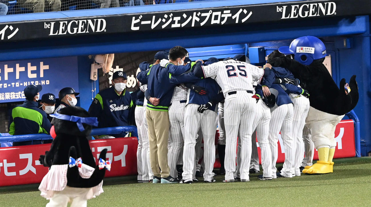 ヤクルト対巨人　試合前の円陣で肩を組むヤクルトの選手たち（撮影・山崎安昭）