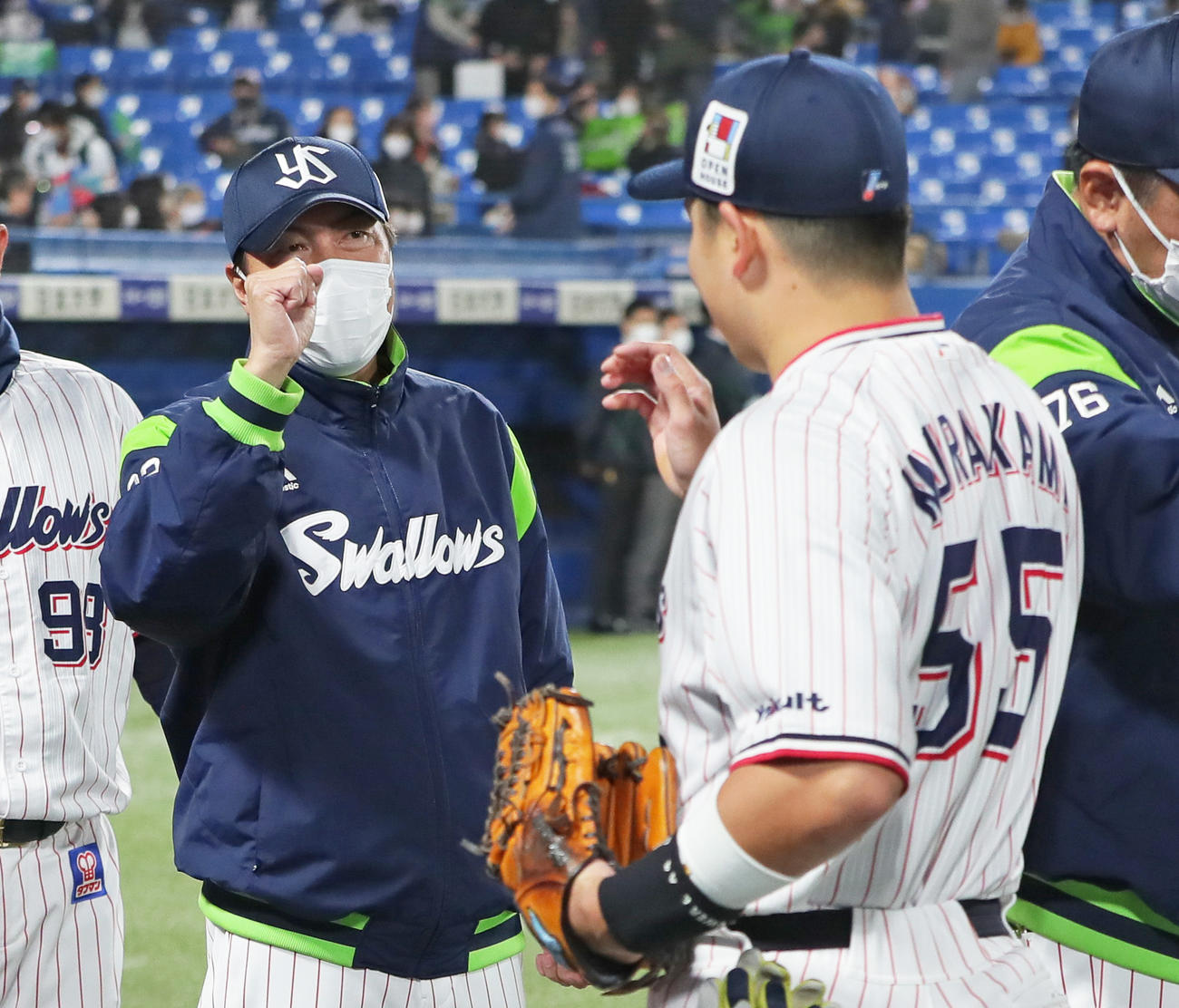 ヤクルト対巨人　勝利したヤクルト高津監督（左）は村上をタッチで迎える（撮影・足立雅史）