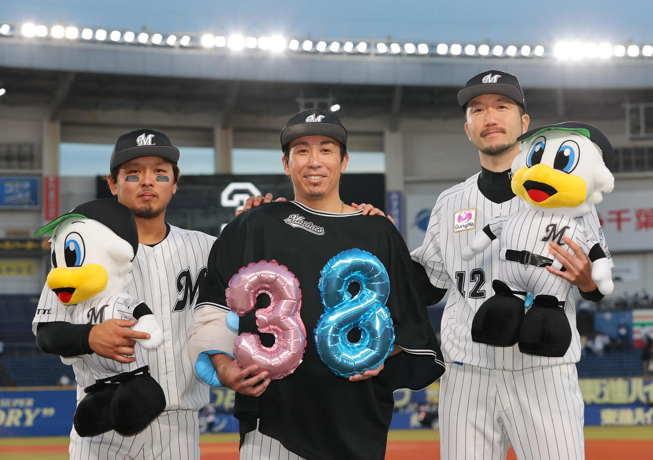 ロッテ対日本ハム　日本ハムに勝利し球団新記録となる38セーブを挙げたロッテ益田（中央）と笑顔で写真に納まる田村（左）と石川（撮影・垰建太）