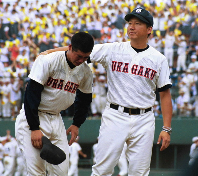 01年7月28日、埼玉大会の春日部共栄戦で敗れ肩を落とす大竹寛（左）をかばう浦和学院・森士監督