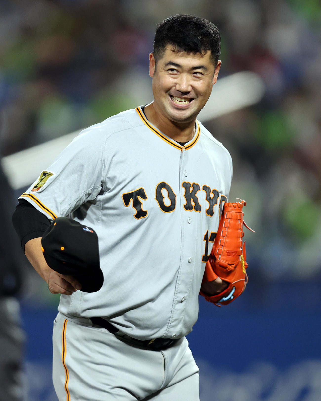 ヤクルト対巨人　8回裏ヤクルト無死、サンタナを三ゴロに打ち取り、現役最後の登板を終え、笑顔でベンチに引き揚げる大竹（撮影・狩俣裕三）