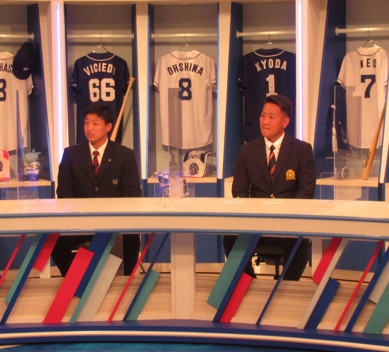 CBCテレビ「サンデードラゴンズ」に出演した中日ドラフト4位味谷（左）と同6位福元（撮影・伊東大介）