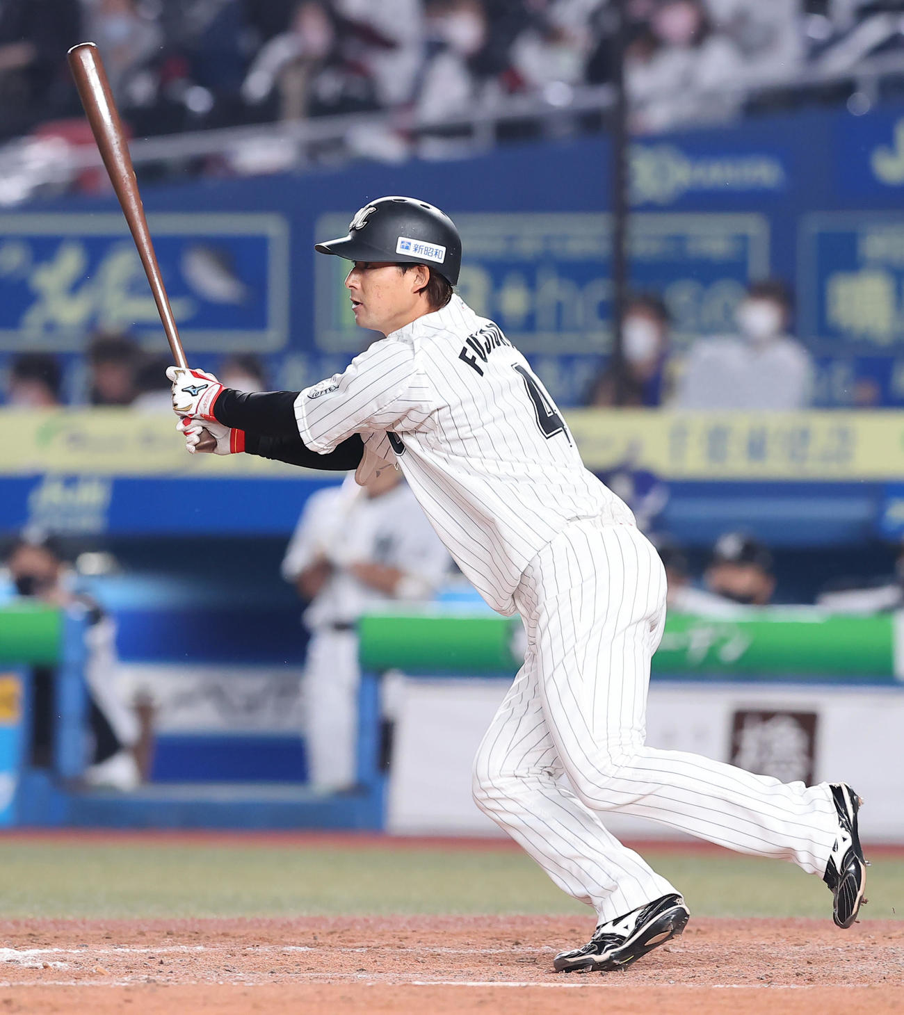 ロッテ対ソフトバンク　5回裏ロッテ無死二、三塁、中前適時打を放つ藤岡（撮影・垰建太）