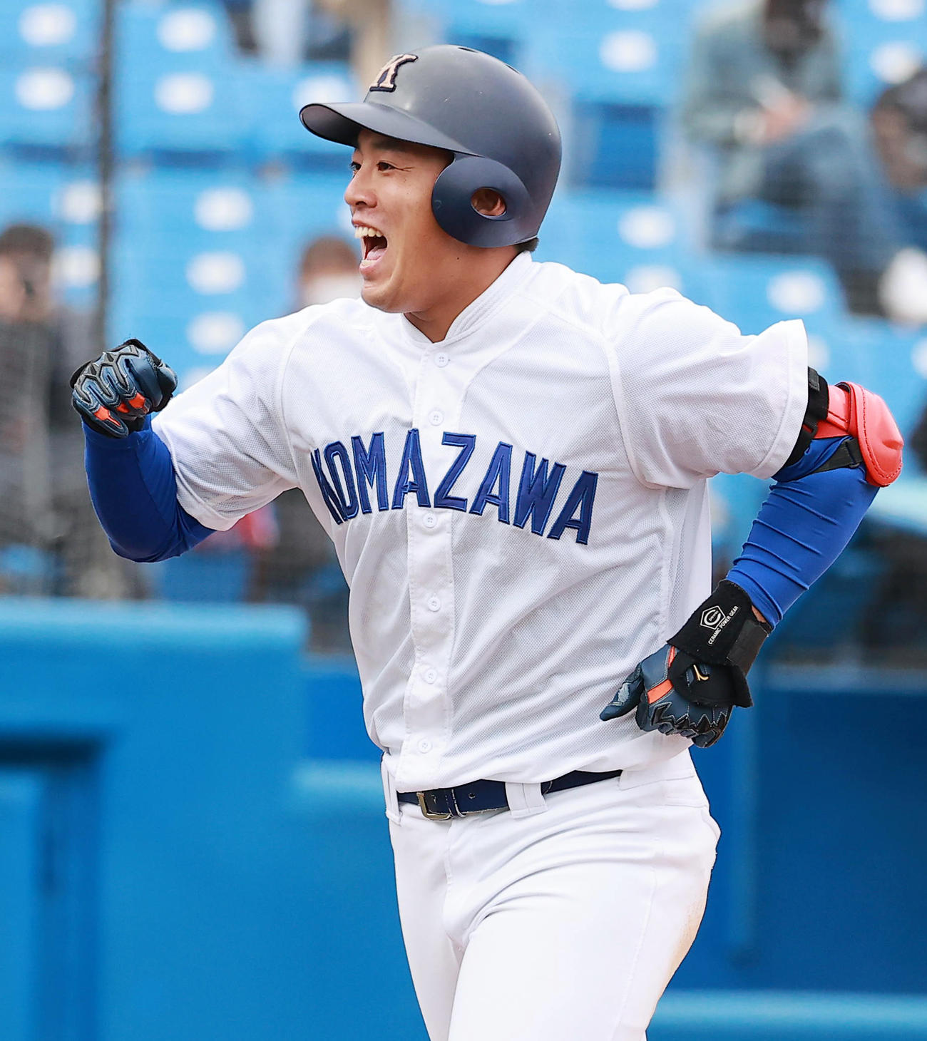 日大対駒大　3回裏駒大無死、左越え本塁打を放ち喜ぶ鵜飼（撮影・野上伸悟）