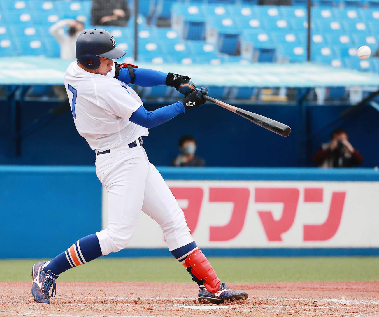 日大対駒大　3回裏駒大無死、左越え本塁打を放つ鵜飼（撮影・野上伸悟）