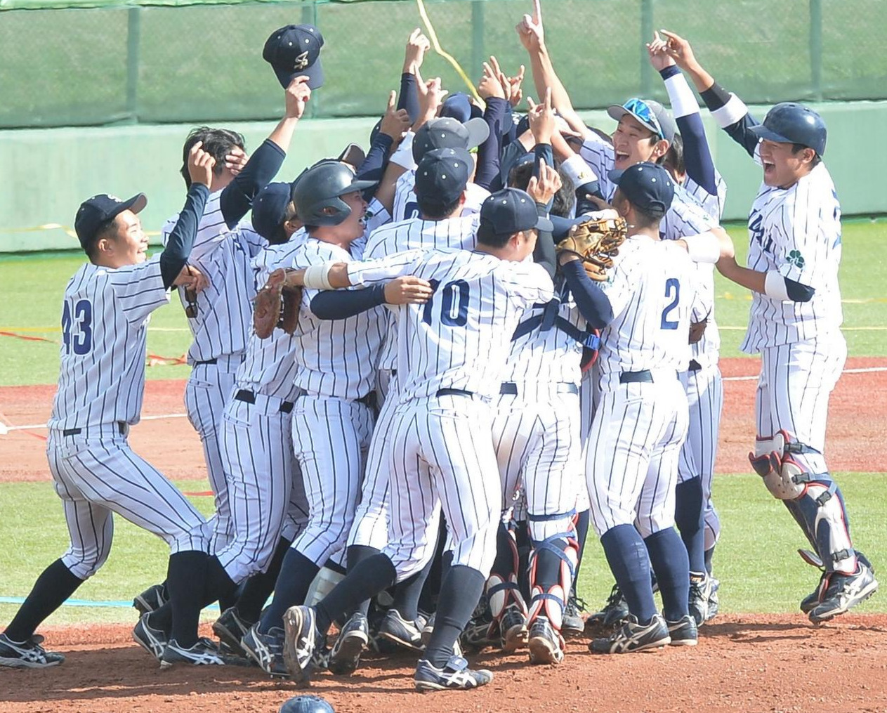 優勝し歓喜の輪をつくる仙台大ナイン（撮影・佐藤究）