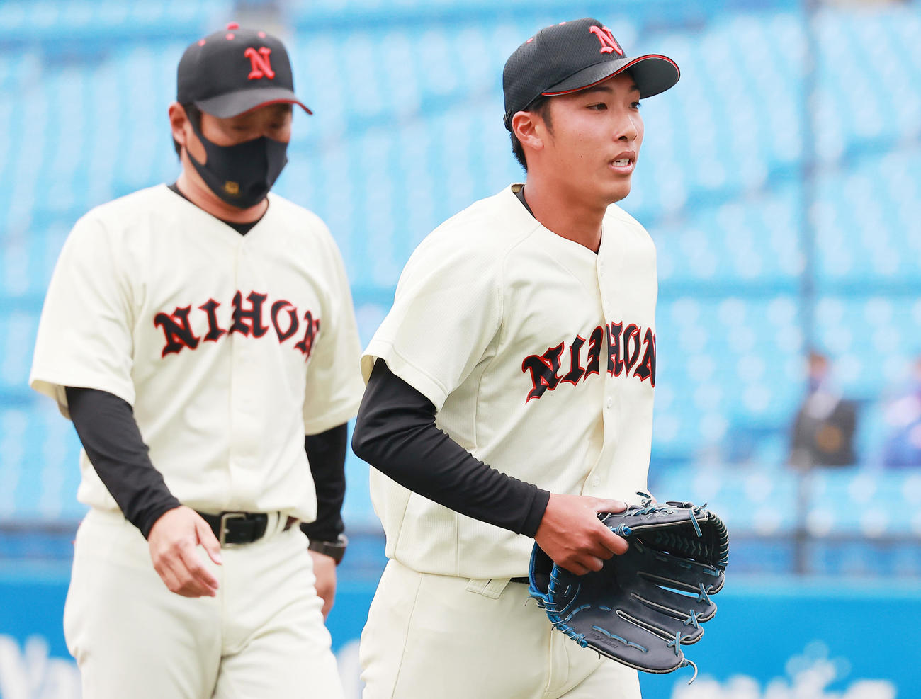 日大対駒大　7回裏駒大1死一塁、降板する赤星（撮影・野上伸悟）