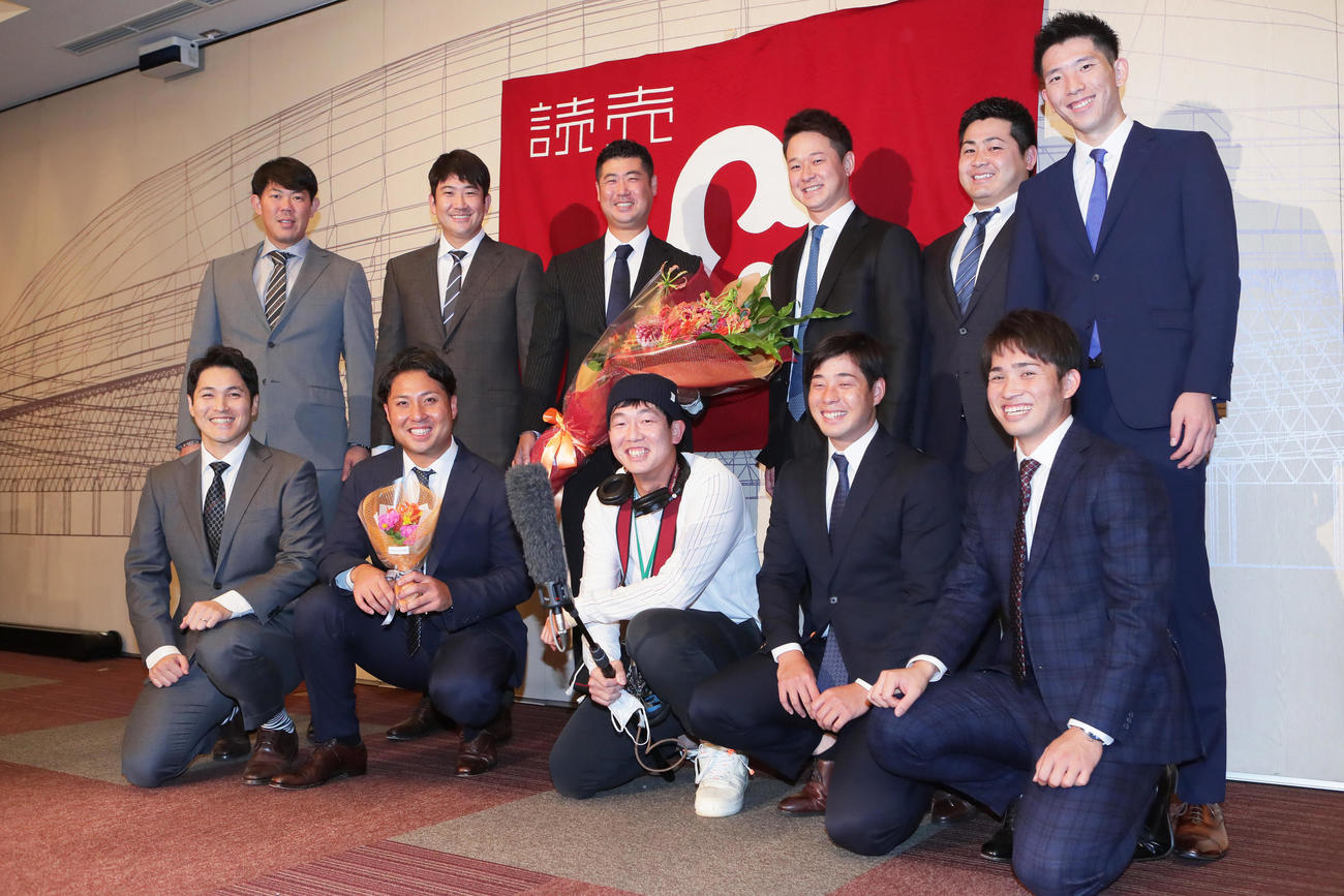 巨人大竹（後列中央）の引退会見にサプライズで登場し記念撮影に笑顔を見せる投手陣。前列左から鍵谷、今村、畠、大江、高橋、後列左から山口、菅野、1人おいて中川、田中豊、戸郷（撮影・足立雅史）