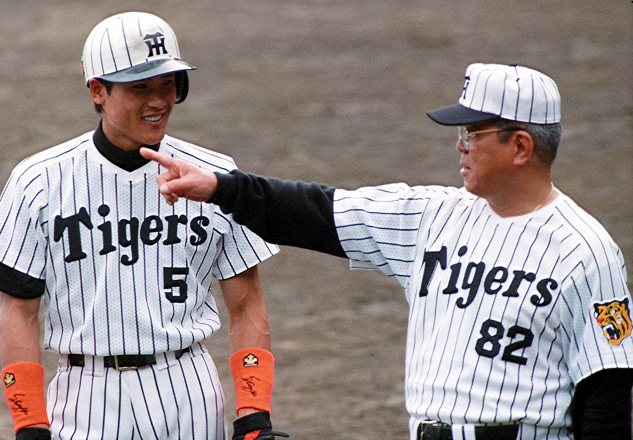 阪神新庄（左）と話す野村克也監督（1998年撮影）