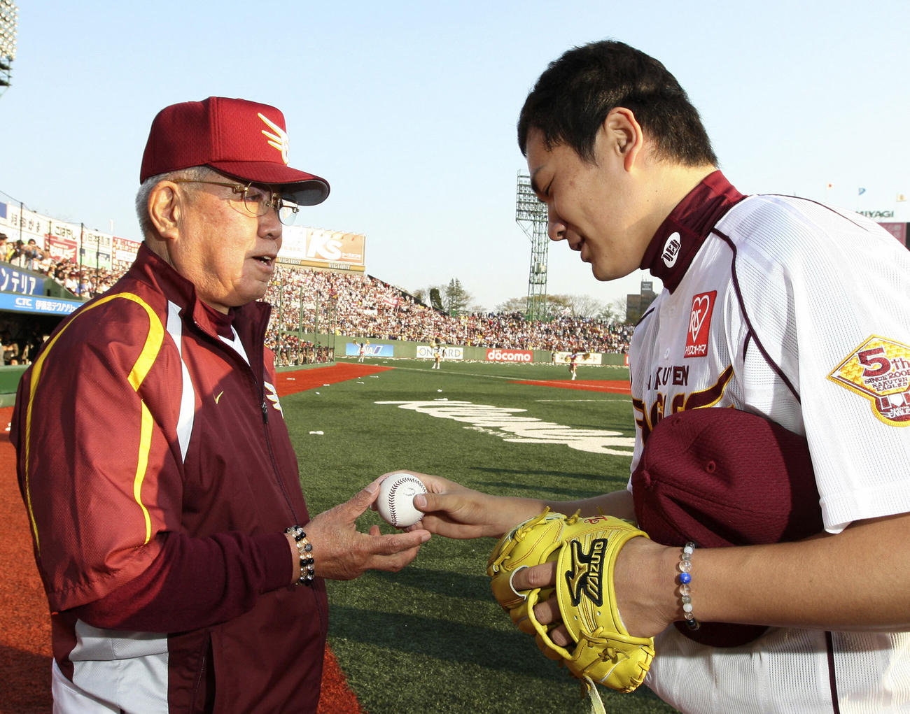 09年、楽天田中将大からウイニングボールを受け取る野村克也監督