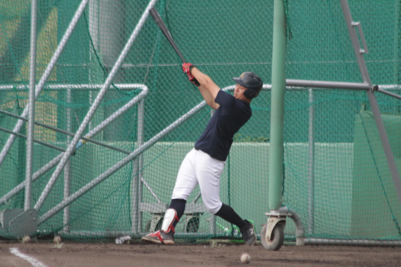 リーグ戦100安打を達成した関大・野口智哉は、フリー打撃でもフルスイングを貫き、豪快なフォロースルーを見せた