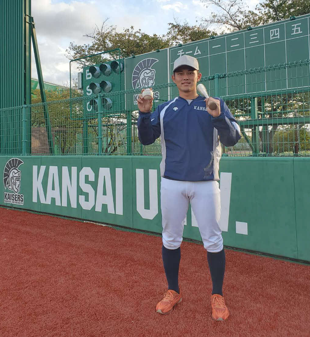 関大・野口智哉はリーグ戦100安打の記念球を手にガッツポーズ