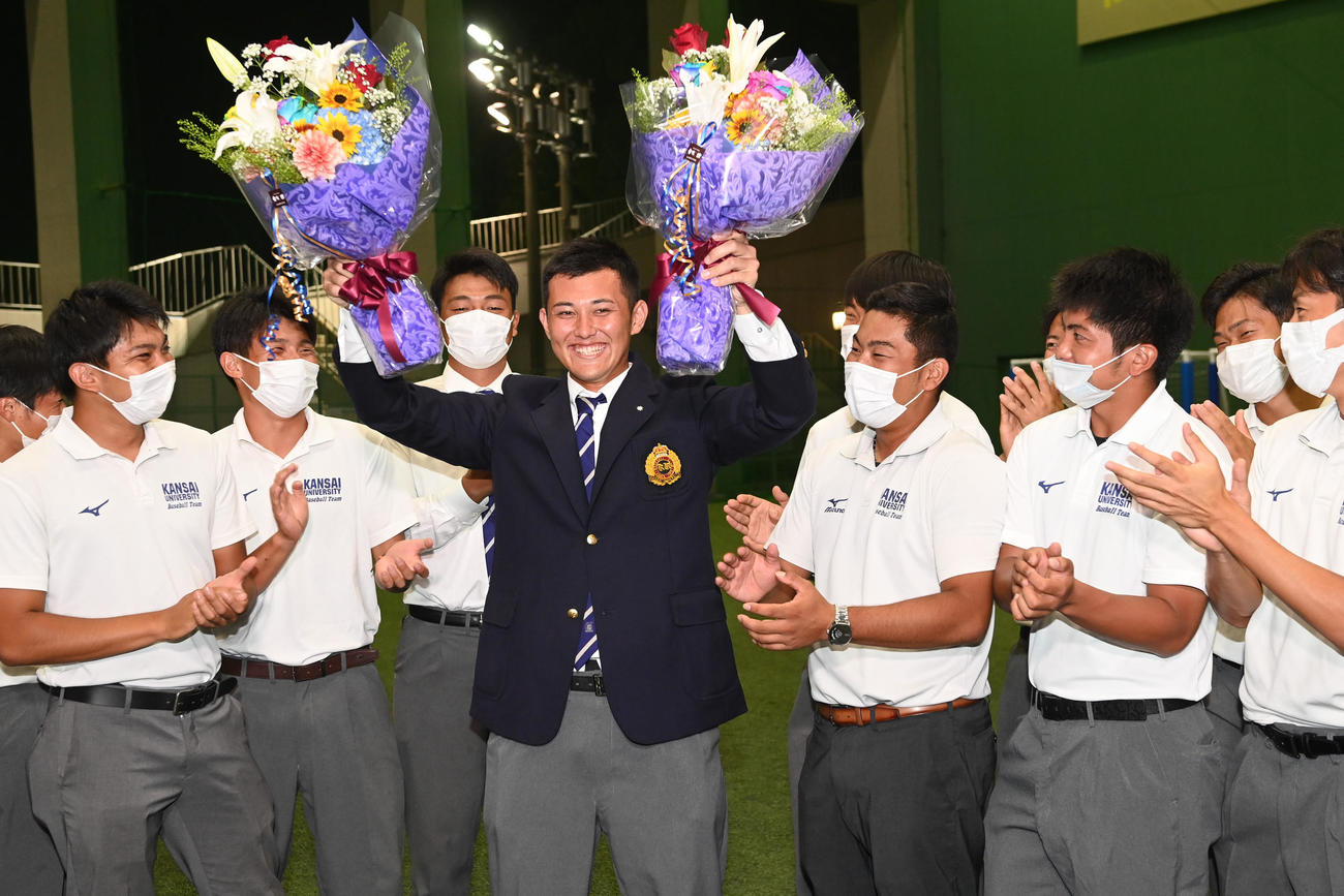 11日、オリックスから2位指名を受けて祝福を受ける関大・野口智哉