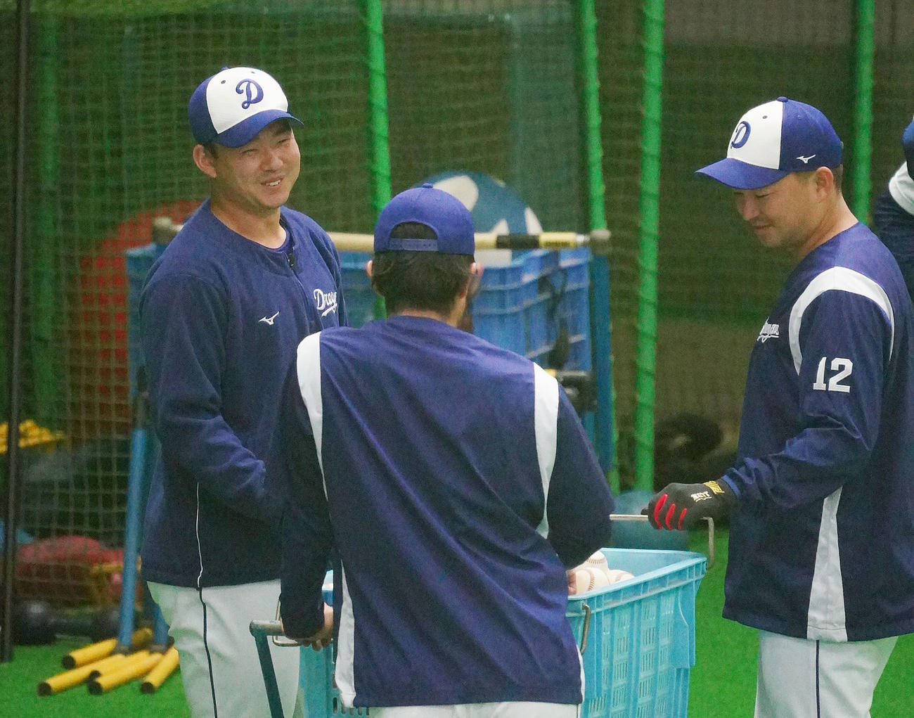 中日練習　田島（右）らと言葉を交わし笑顔を見せる小笠原（左）（撮影・森本幸一）