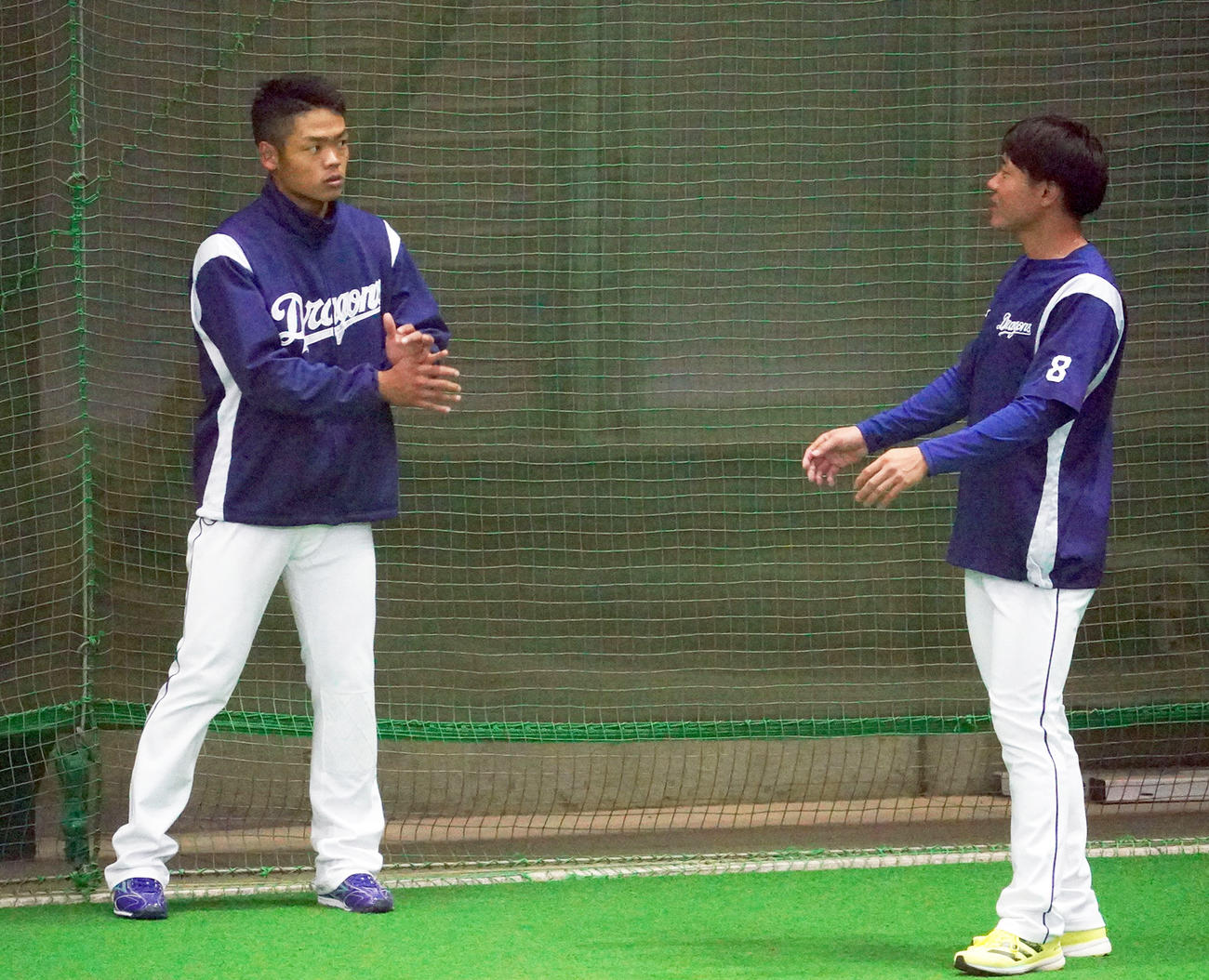 大島（右）と言葉を交わす根尾（左）（撮影・森本幸一）