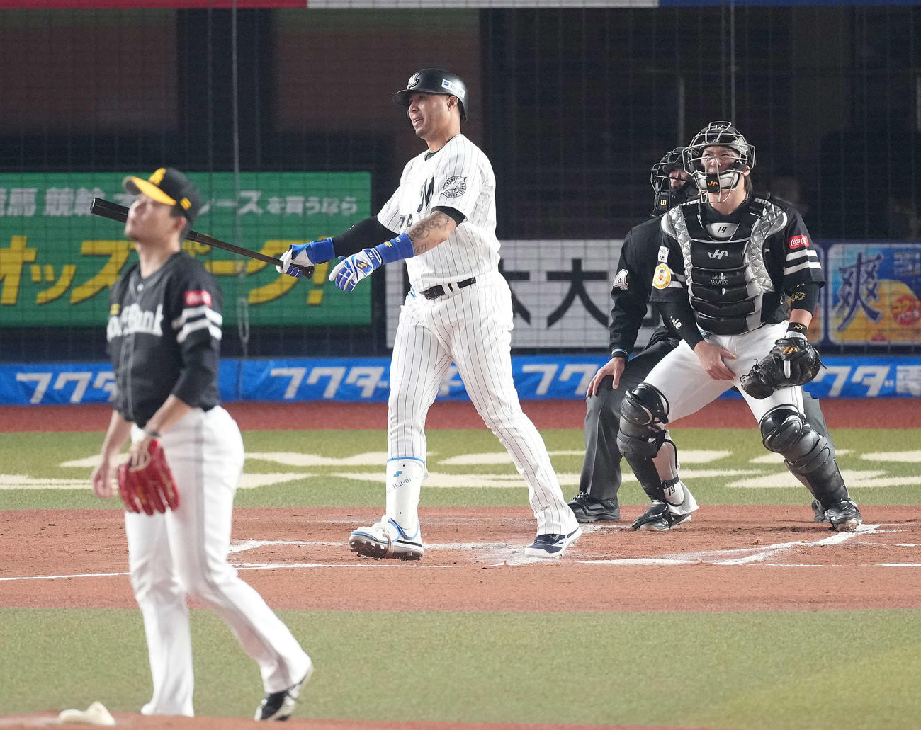 ロッテ対ソフトバンク　1回裏ロッテ2死、先制の右越えソロ本塁打を放つマーティン。投手千賀（撮影・鈴木みどり）