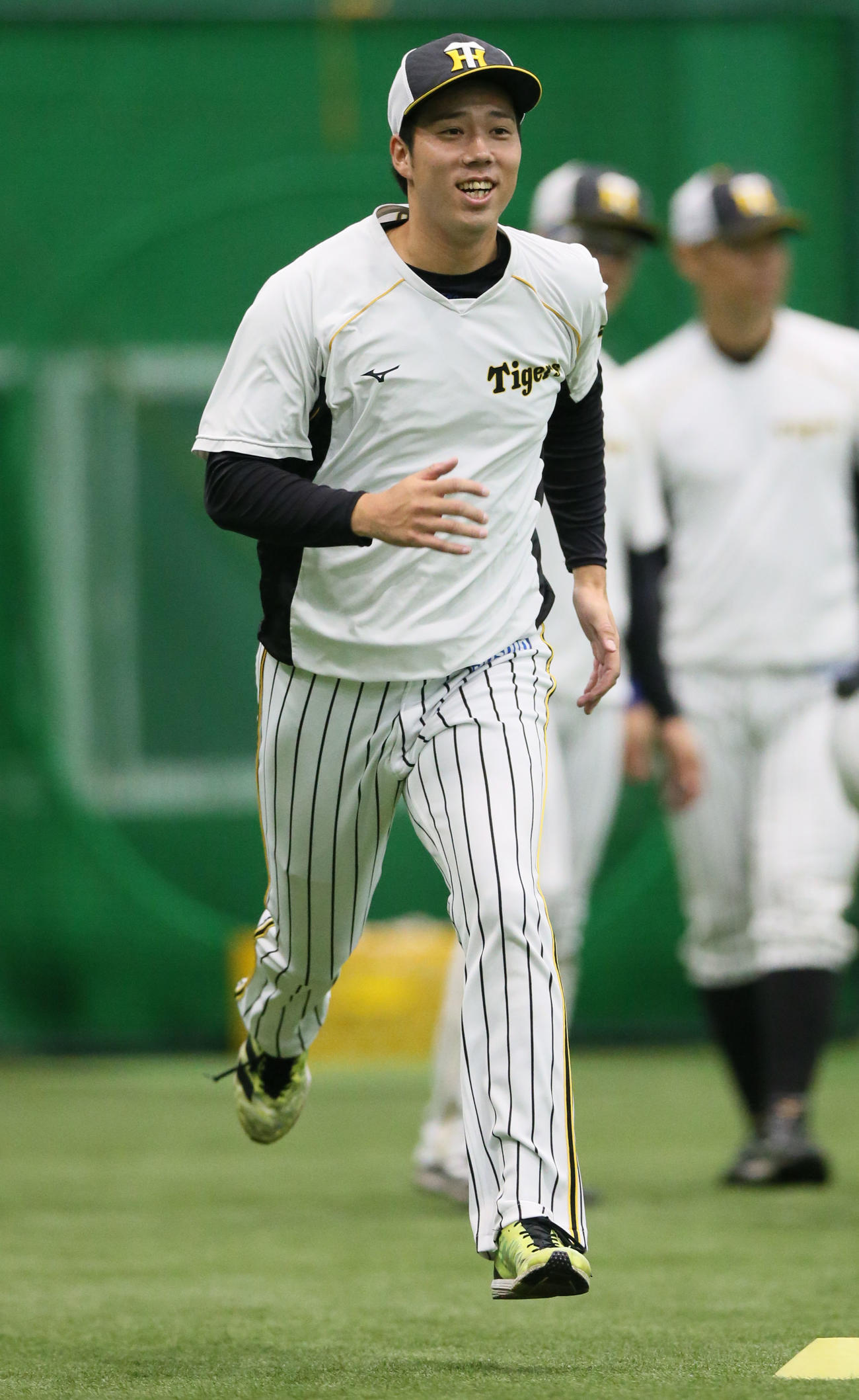 リラックスした表情でダッシュする青柳（撮影・上山淳一）