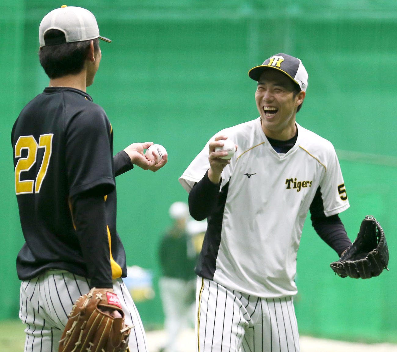 青柳（右）は伊藤将と談笑する（撮影・上山淳一）