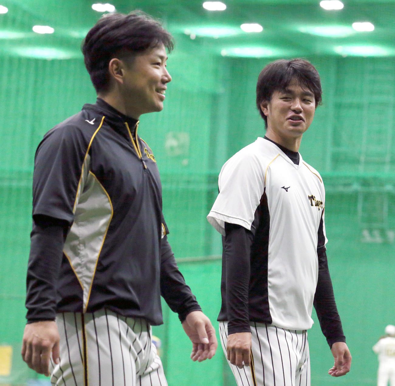 糸原（左）と話し合う高橋遥人（撮影・上山淳一）