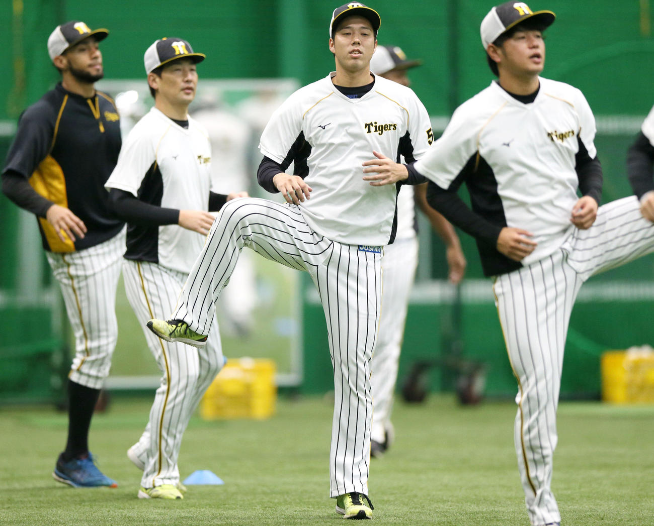 室内でアップする、左からスアレス、岩崎、青柳、高橋（撮影・上山淳一）