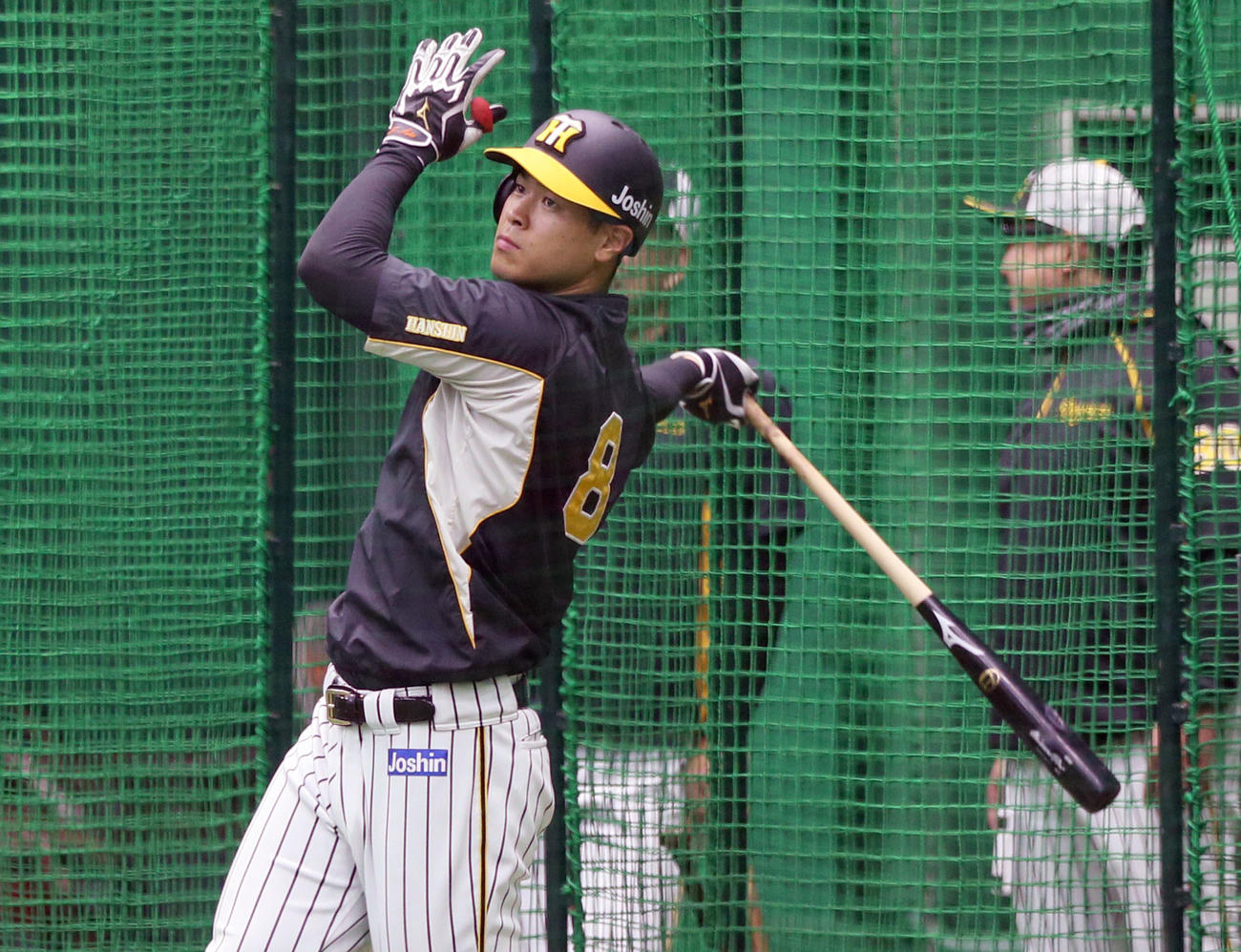 室内で打撃を行う阪神佐藤輝明（撮影・上山淳一）