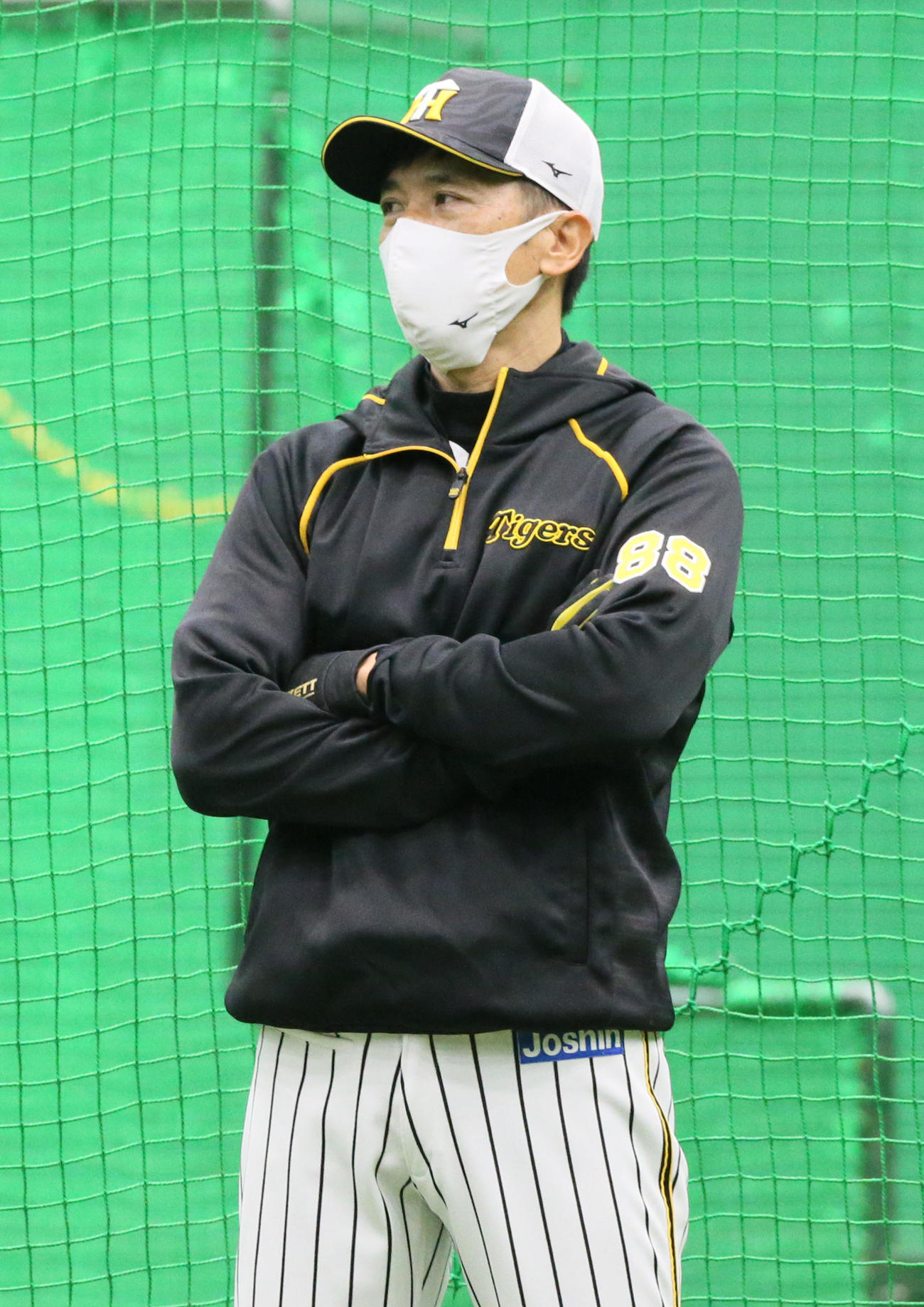 室内練習を見守る阪神矢野監督（撮影・上山淳一）
